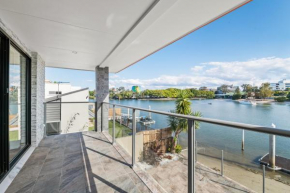 Luxurious Waterfront Home in Chevron Island